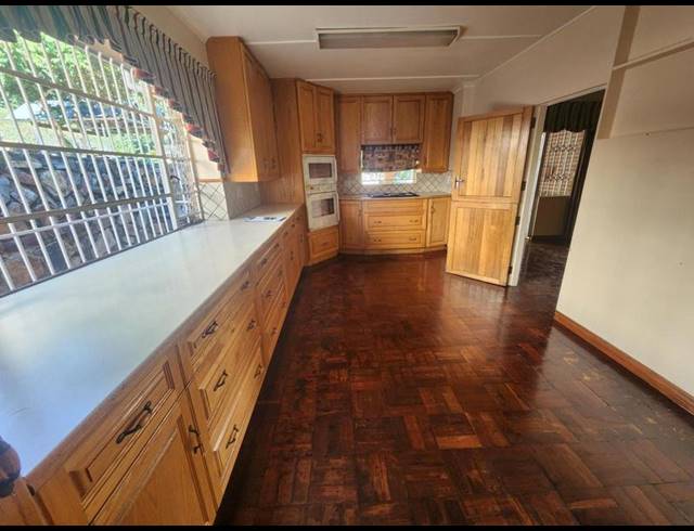 9 BEDROOM HOUSE FOR SALE IN MUCKLENEUK